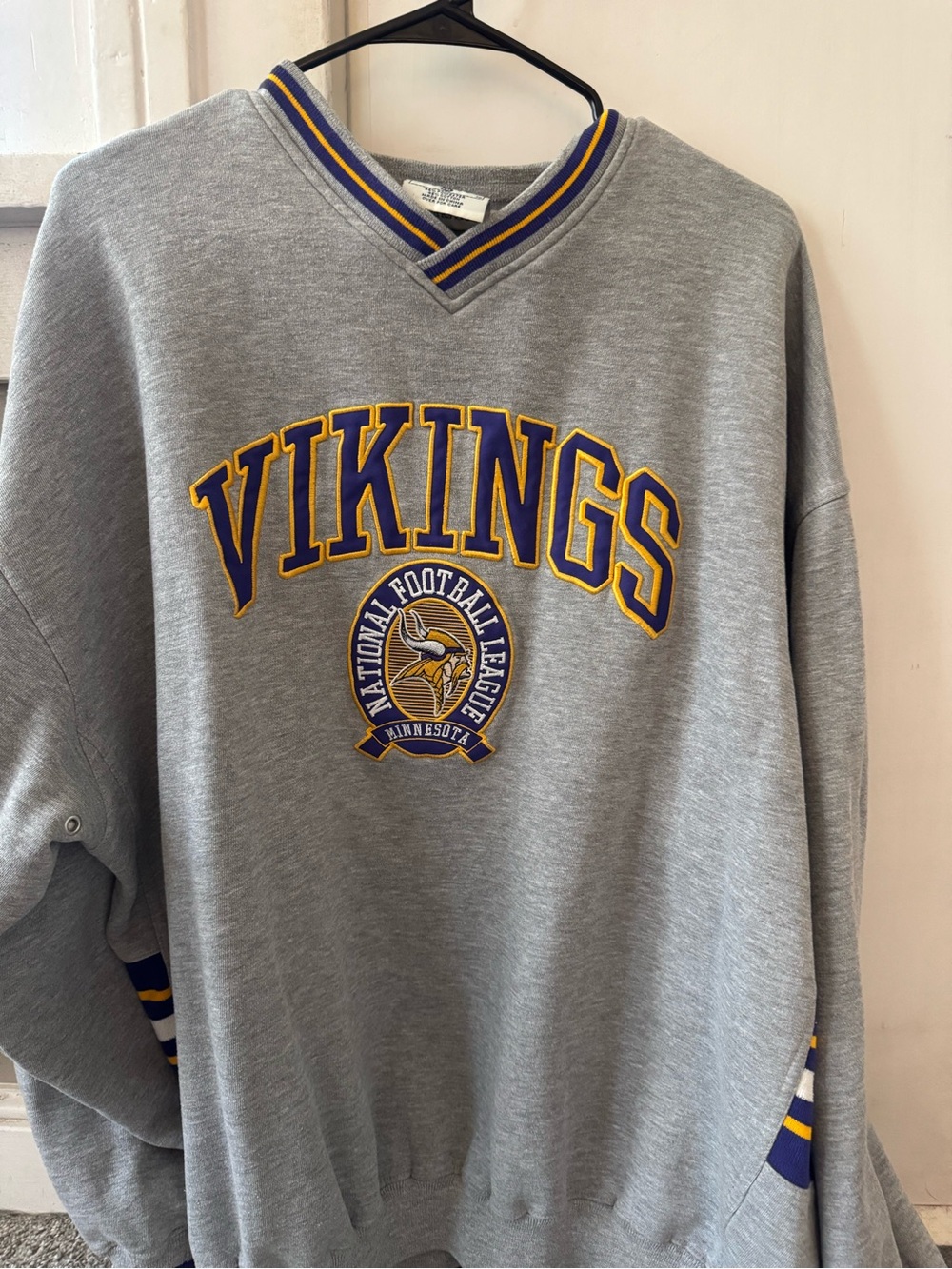 Minnesota Vikings Gray Pullover Sweater - Team Logo V-Neck Lee